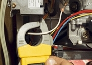 חשמלאי במעלה אדומים