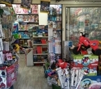 חנות צעצועים מעלה אדומים