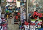 חנות צעצועים מעלה אדומים