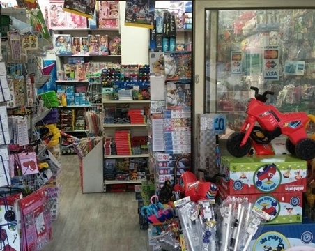 חנות צעצועים מעלה אדומים