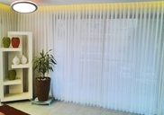 וילון לסלון במעלה אדומים