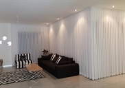 וילונות במעלה אדומים