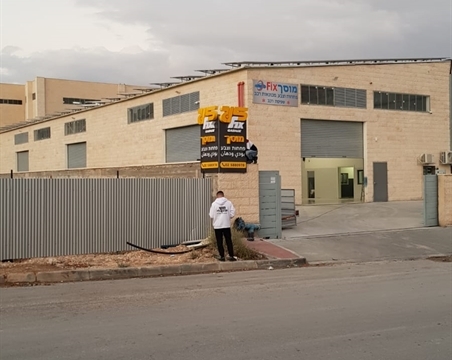 מוסך בפסגת זאב
