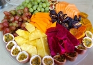 סלסלת פירות במעלה אדומים