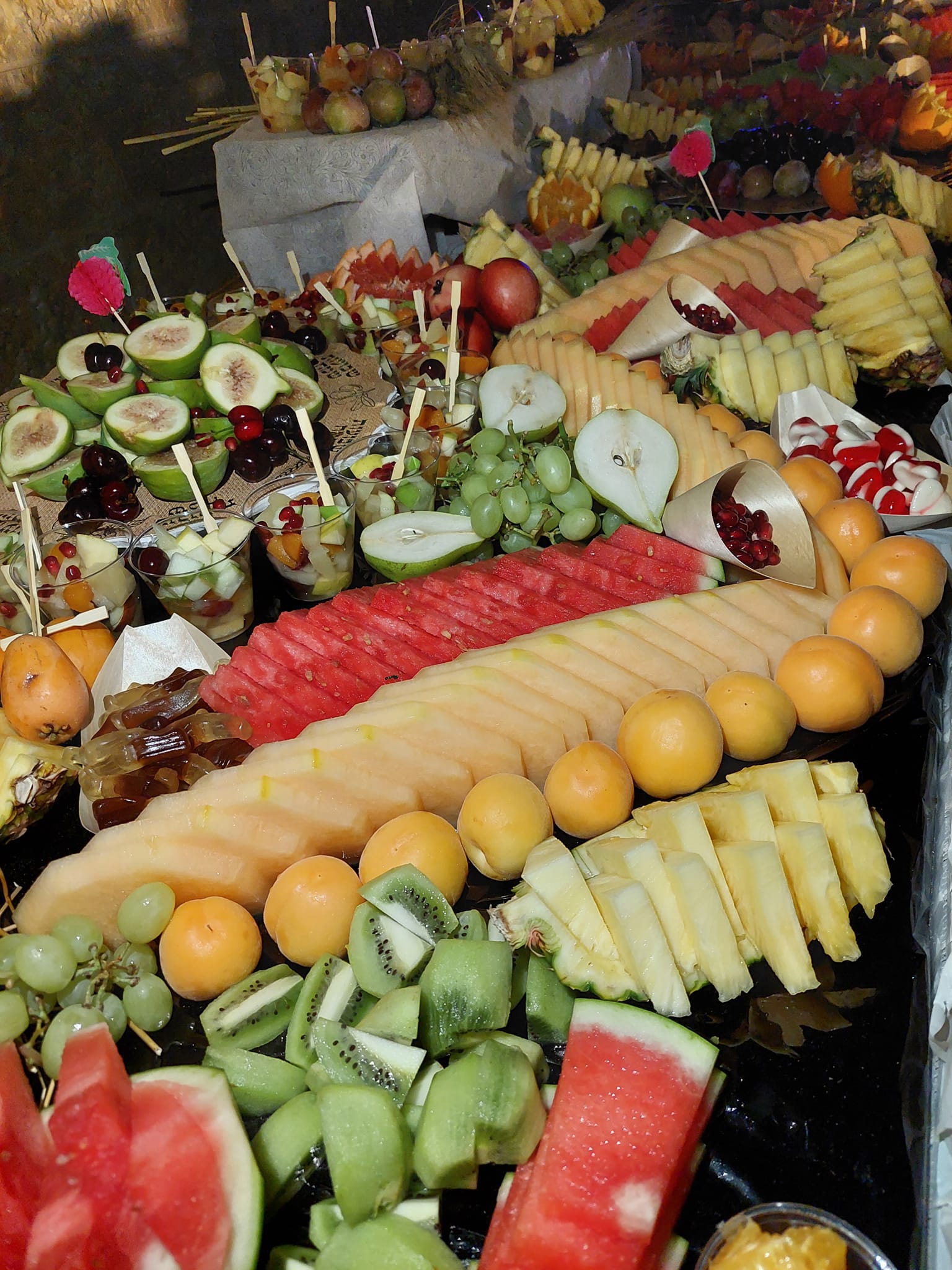 אתי ממן מגשי פירות מעוצבים במעלה אדומים