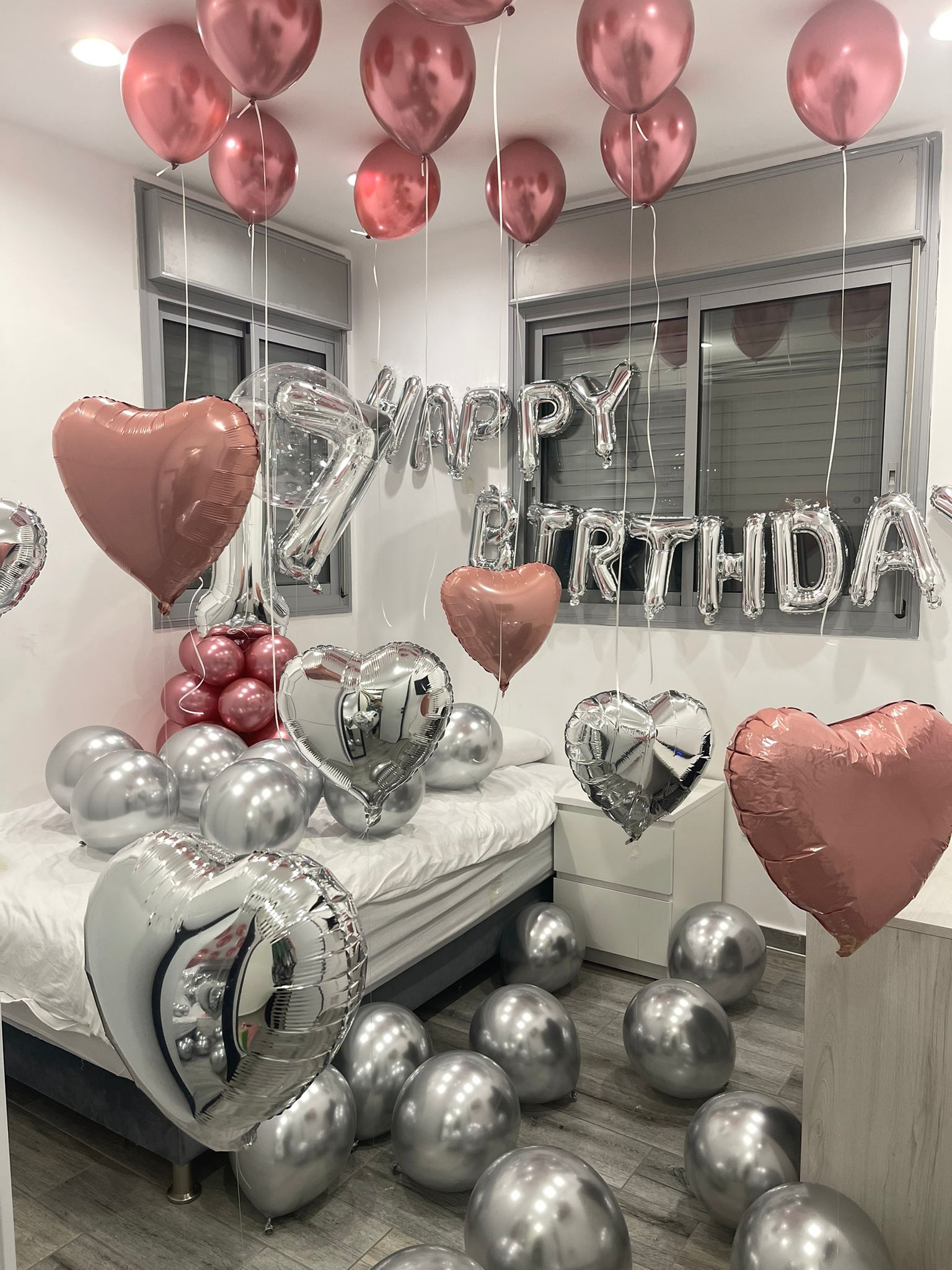 עיצוב חדר בלונים רוז גולד