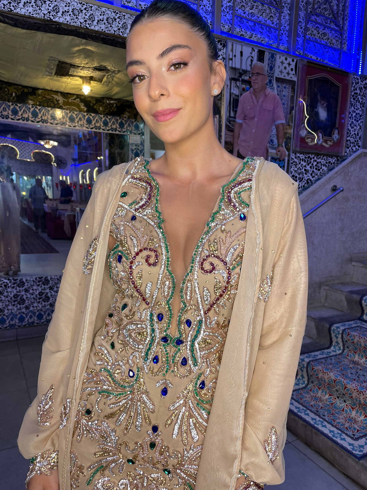 בגדים לחינה במעלה אדומים