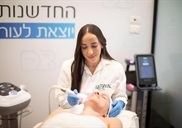 קוסמטקאית במעלה אדומים