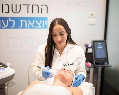 קוסמטקאית במעלה אדומים